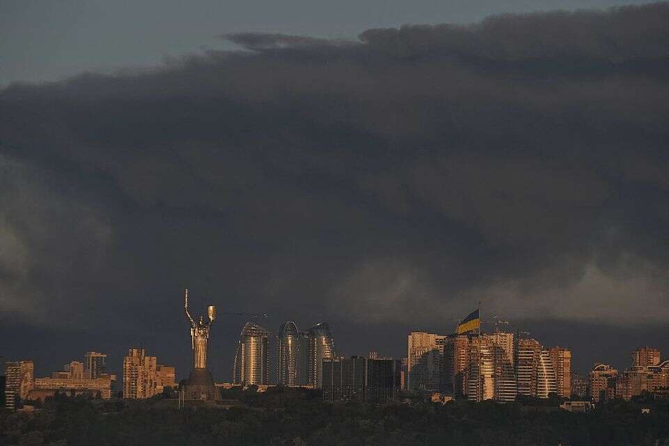 שריפת ענק בבירת אוקראינה קייב לאחר התקיפה הרוסית , רויטרס