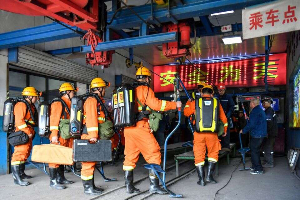 כוחות הצלה בדרך לחילוץ פצועים מהמכרה , אי.פי