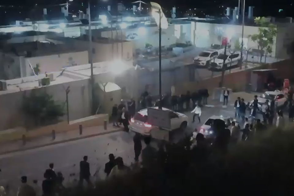 הוזעקו למנוע מעצר עריק חרדי: מהומות בירושלים, שלוש ניידות ניזוקו ושוטר נפצע , 27א'