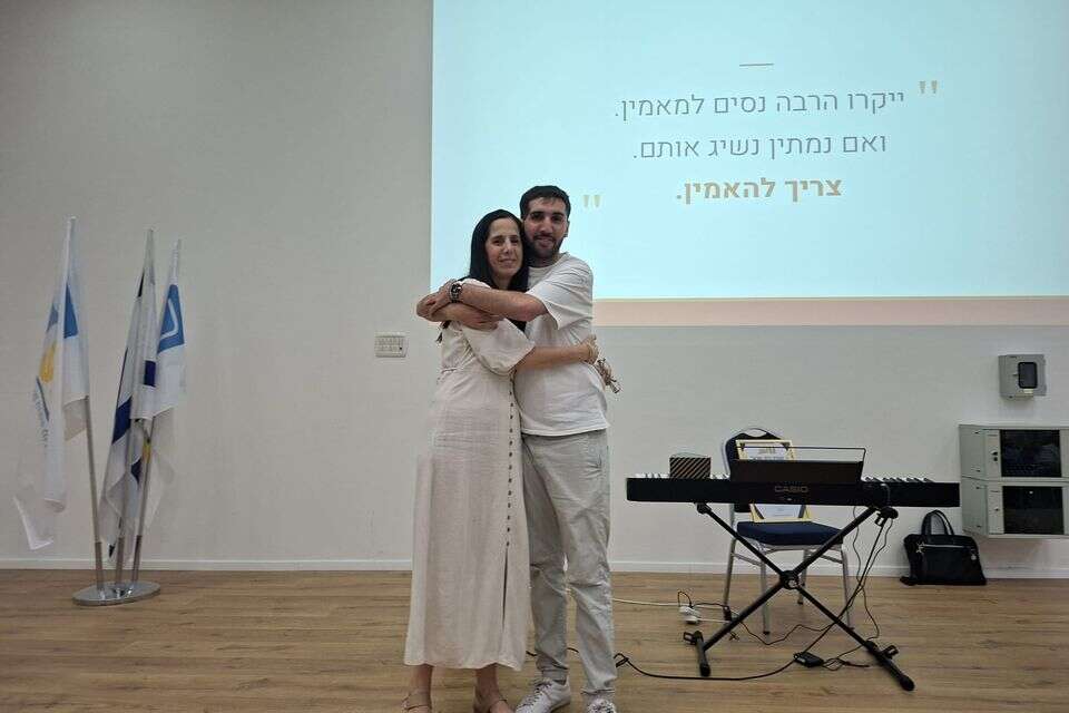 דביר בובליל ואימו במכללת שאנן ,