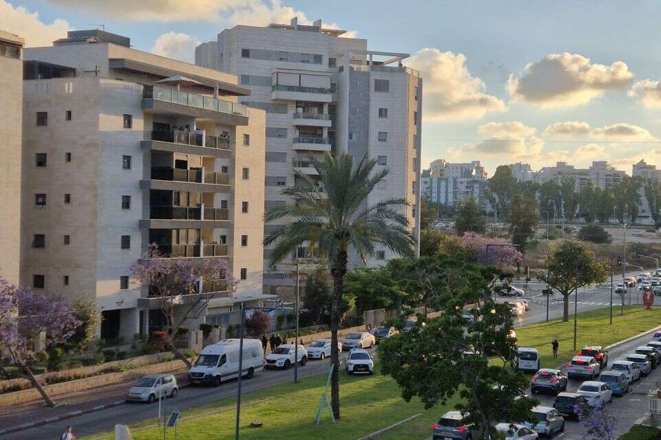 בניין המגורים באשקלון בו נפל הילד מהקומה השישית , 27א