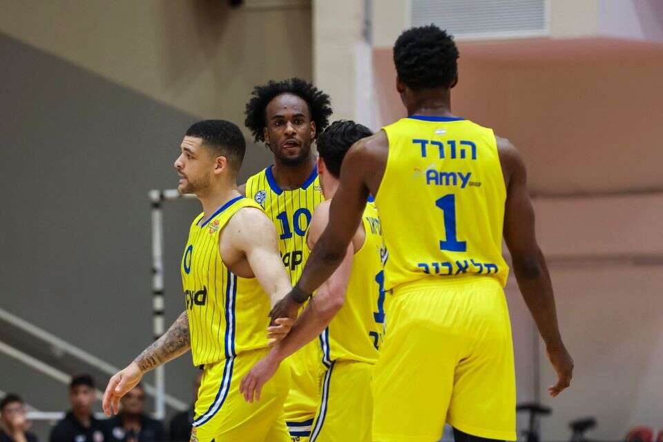 אושיי בריסט (במרכז) , מאור אלקסלסי