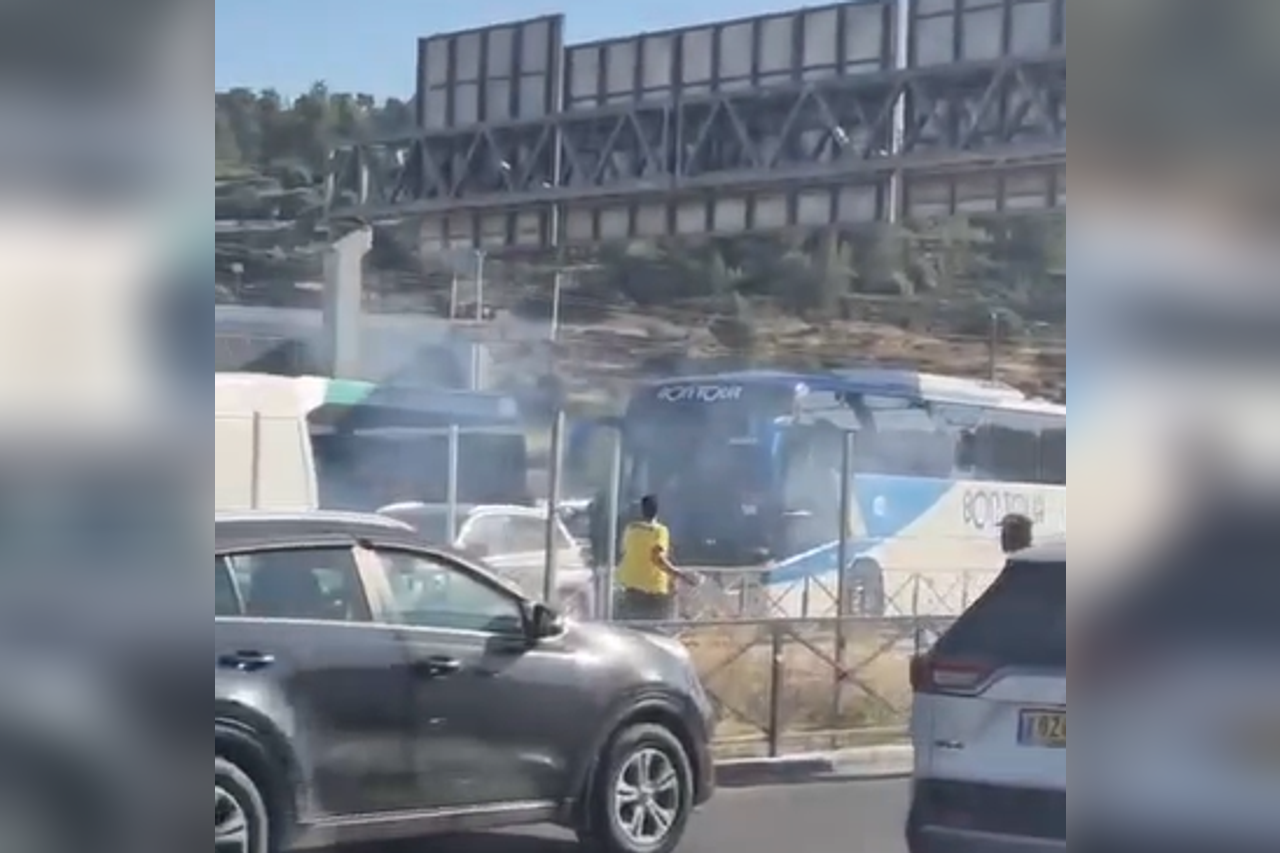 Unusual documentation: Maccabi Tel Aviv fans stone a bus in Jerusalem