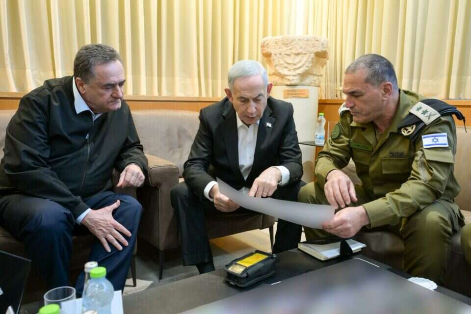 רה"מ נתניהו לצד הרמטכ"ל זמיר ושר הביטחון כ"ץ ,