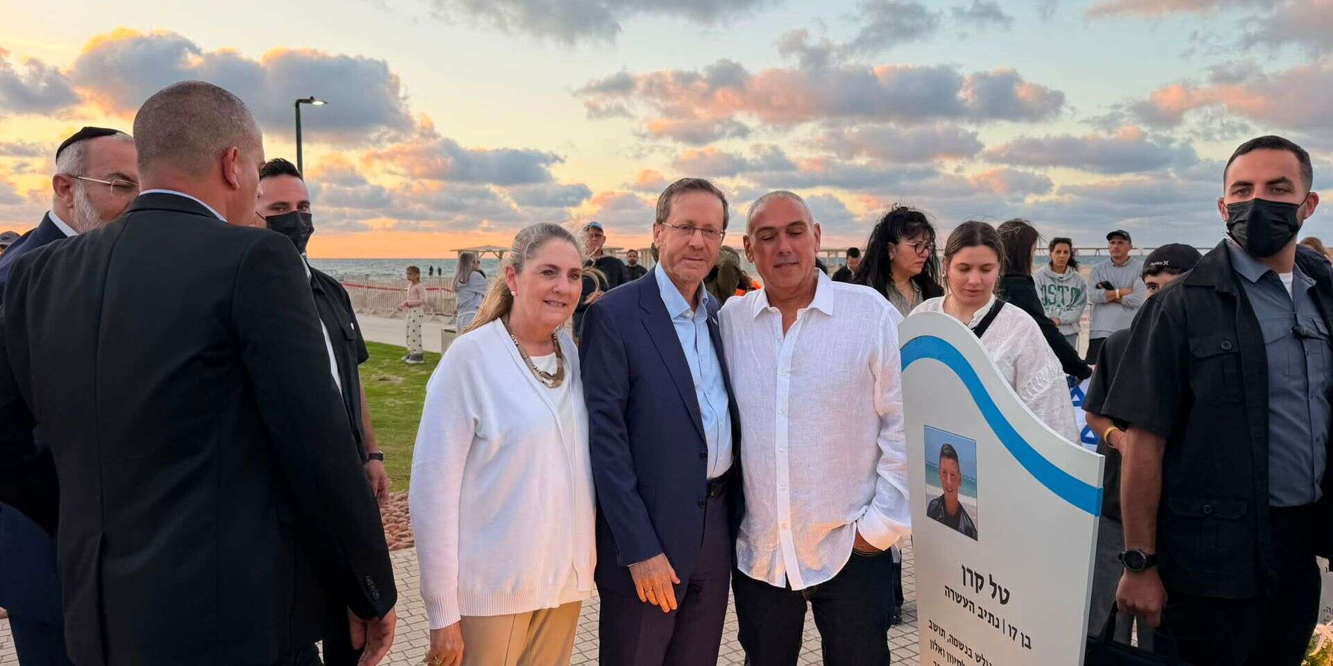 הנשיא הרצוג בחניכת מתחם הזיכרון בחוף זיקים , ללא