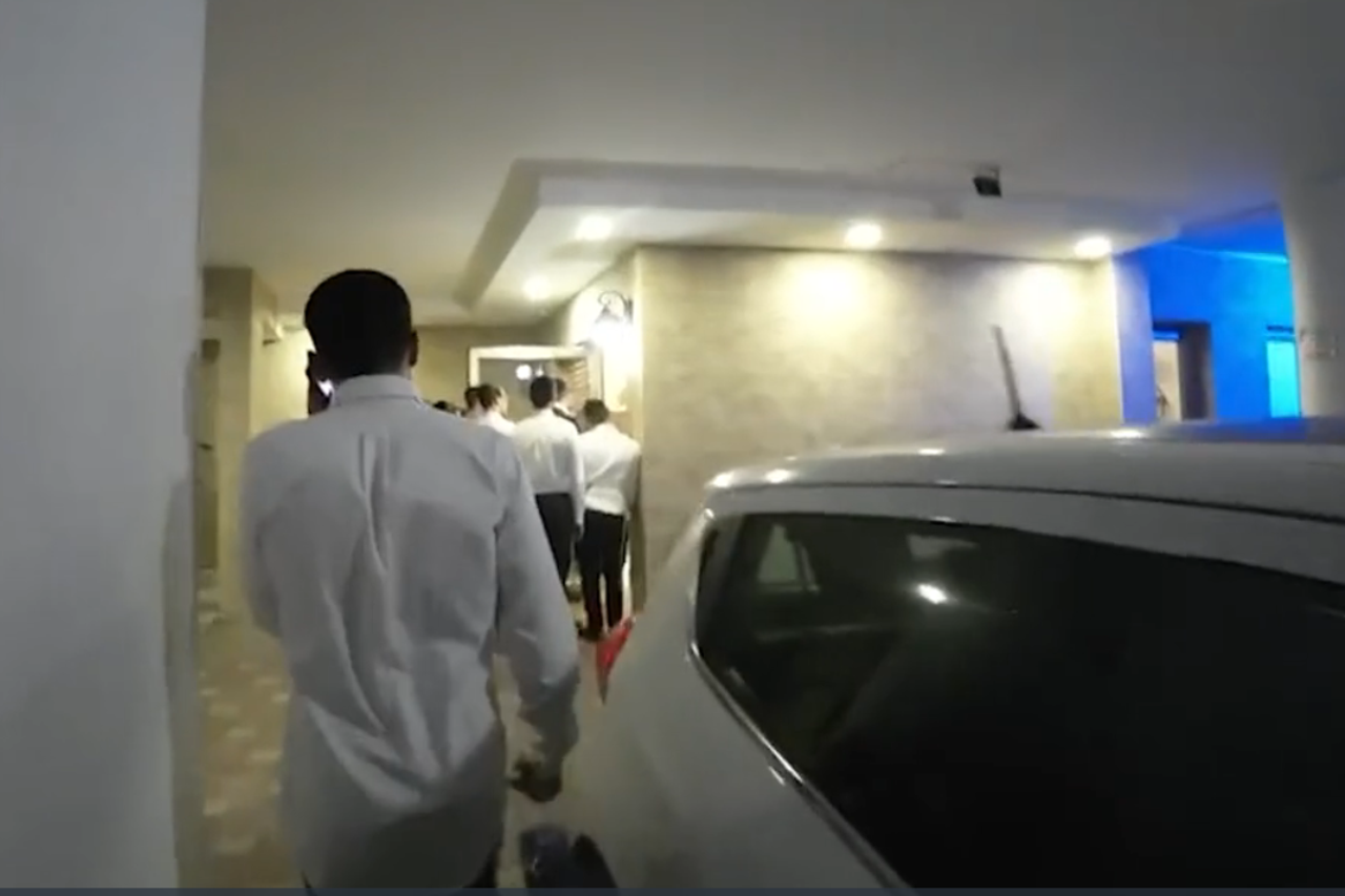 Watch: Haredi protesters came to the house against the IDF and knocked on his door