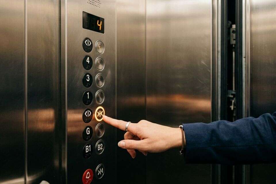 ההונאה הגדולה של המאה: הכפתור הזה במעלית מזויף