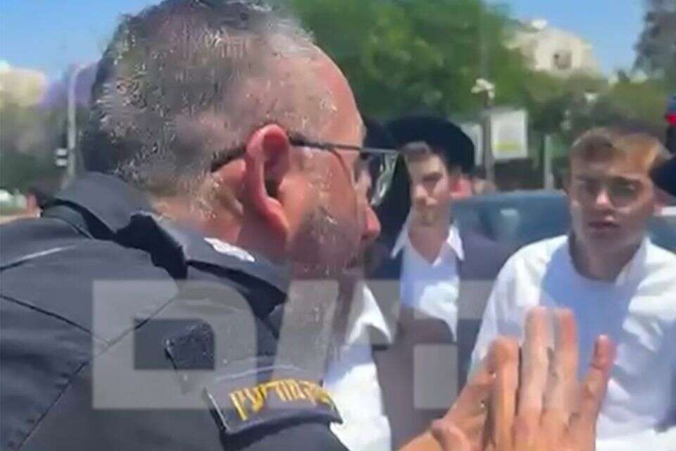 שוטר לחרדים מחוץ לבקו"ם: "אני לא מתעסק בעריקות, רק מחלק דוחות תנועה. מותר לי נכון?" , יעקב הרשקוביץ