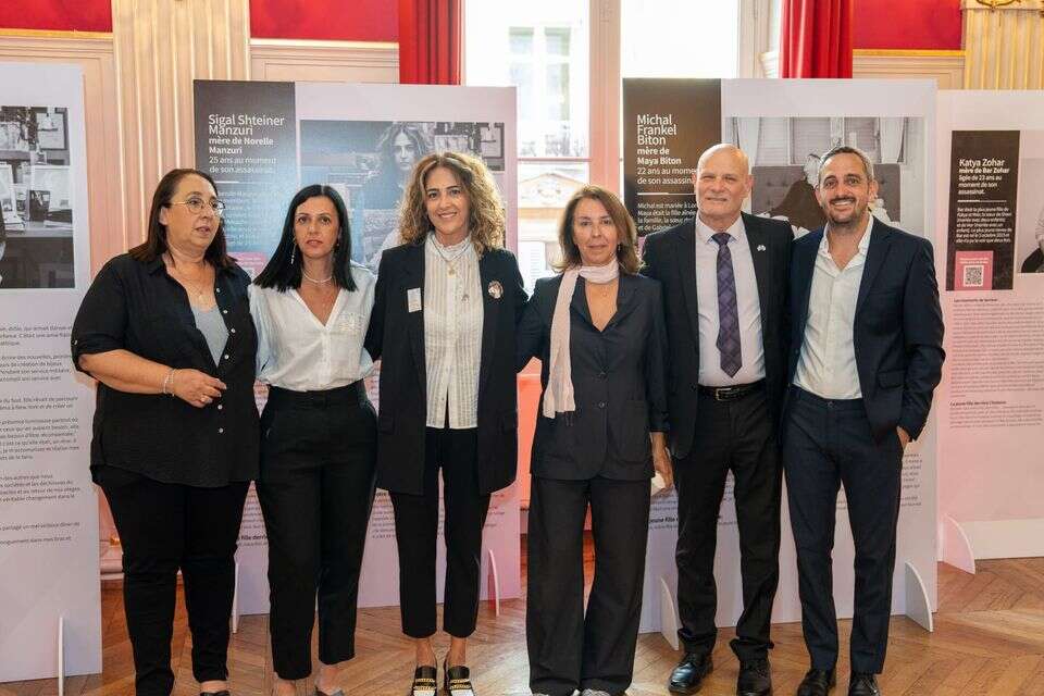 יוצרי ומשתתפי התערוכה , יוסי איל