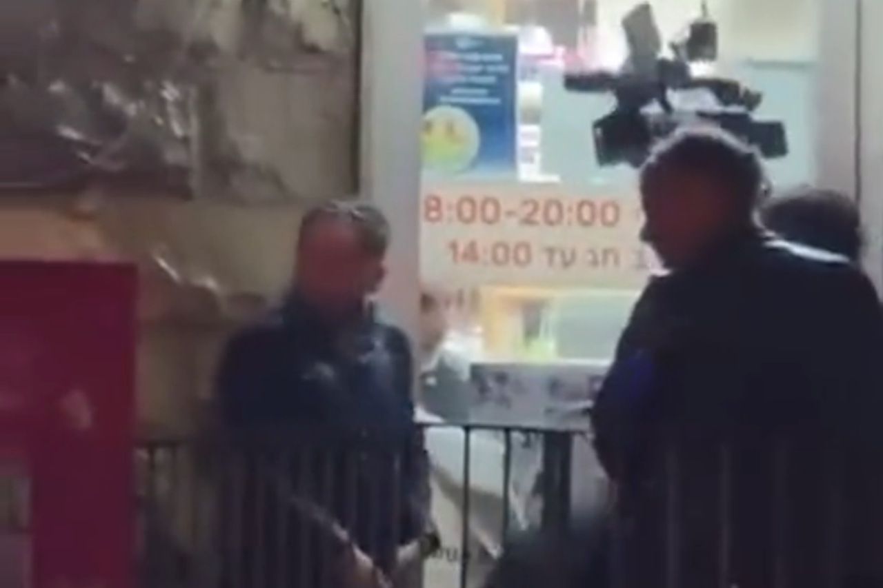 A reporter for "Kan Havods" was wounded in the face by an olive branch