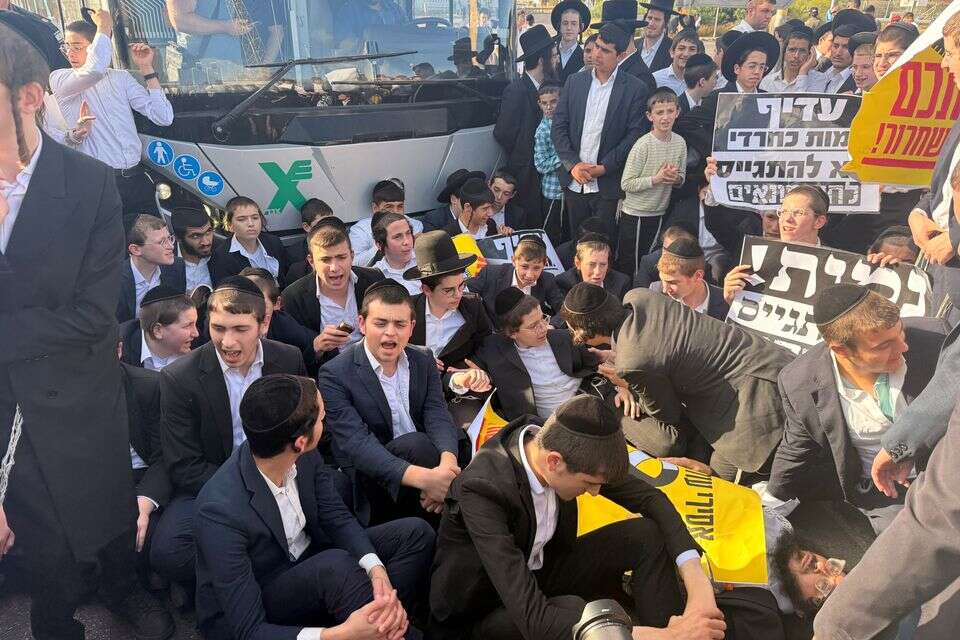 מחאות חרדים נגד מעצר עריקים בצומת ז'בוטינסקי , .