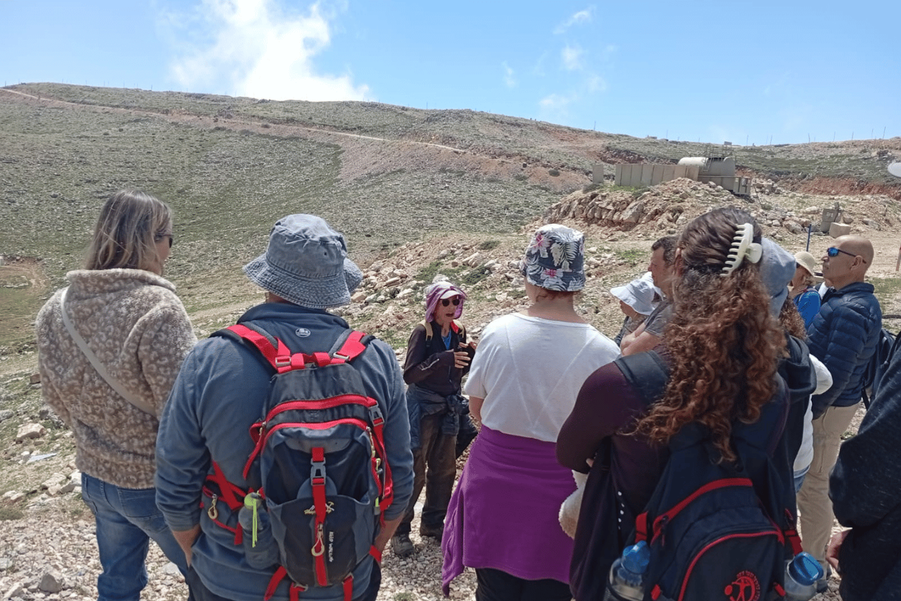 Right now: hundreds of Israelis are coming to the "eyes of the state"