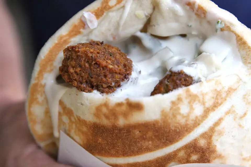 הלקוח העיר שהפלאפל פושר – ואז בעל המקום עשה את הבלתי ייאמן
 , לירון אלמוג