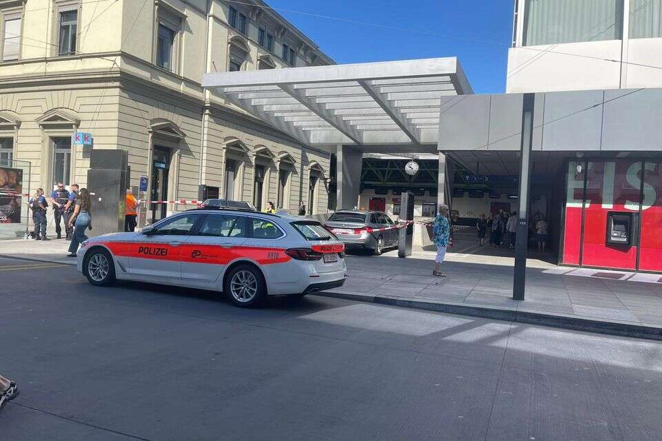 שלושה בני אדם נפצעו לאחר שגבר חמוש בסכין תקף עוברים ושבים בתחנת הרכבת בעיר וינטרטור, הסמוכה לציריך , NAU