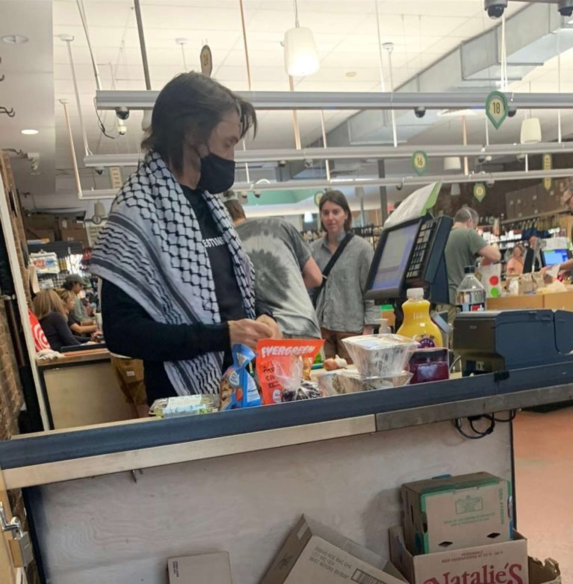 את ההצבעה הובילו תומכי תנועת ה-BDS - ועברה ברוב מוחץ של 67% , ניו יורק פוסט