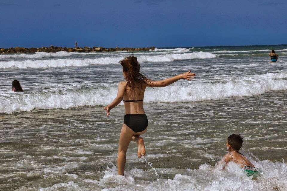 מבלים בחוף הים בתל אביב , יהושע יוסף