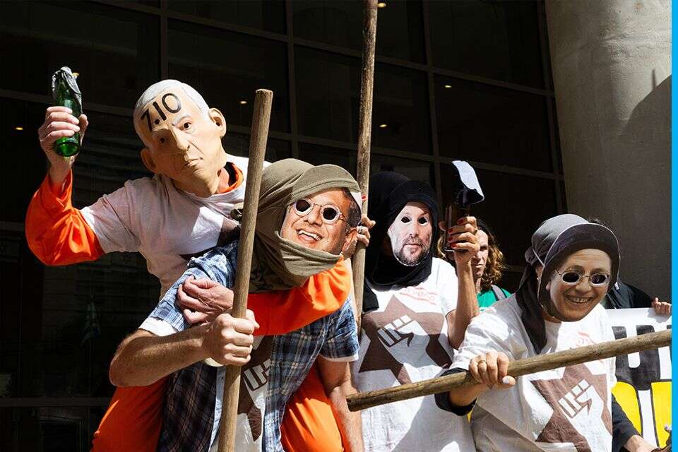 מאחורי המסכות והצלופן מסתתרת כוונה והשקפת עולם. מפגינים נגד הקואליציה  , אורן בן חקון