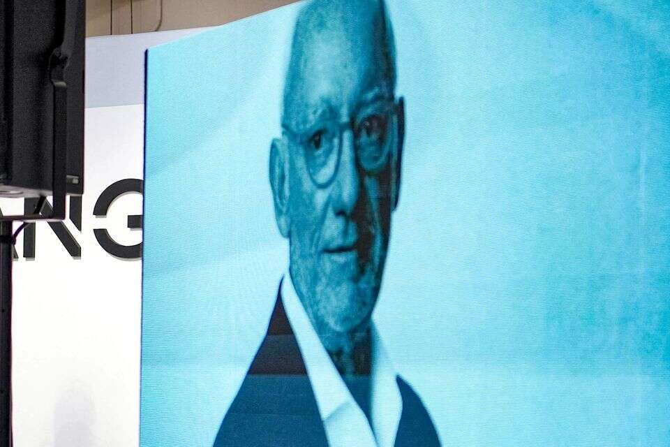 תמונה של מייסד מנגו המנוח, איסק אנדיץ', שמת באופן בלתי צפוי בשנה שעברה, מוקרנת במהלך מסיבת עיתונאים, 10 במרץ 2025 , Manaure QUINTERO / AFP