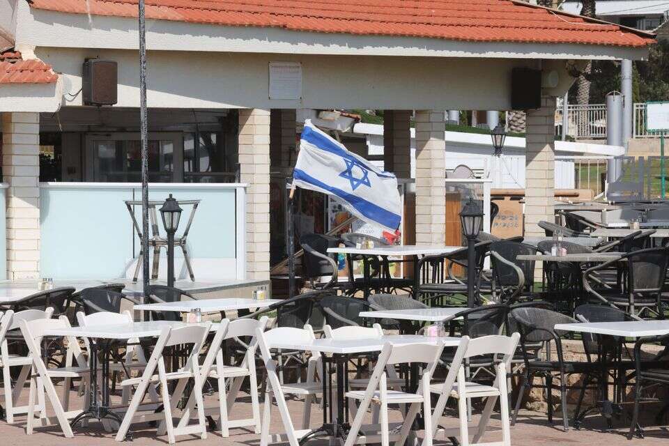 מסעדות ריקות בחוף הים הסגור של נהריה , גדעון מרקוביץ'
