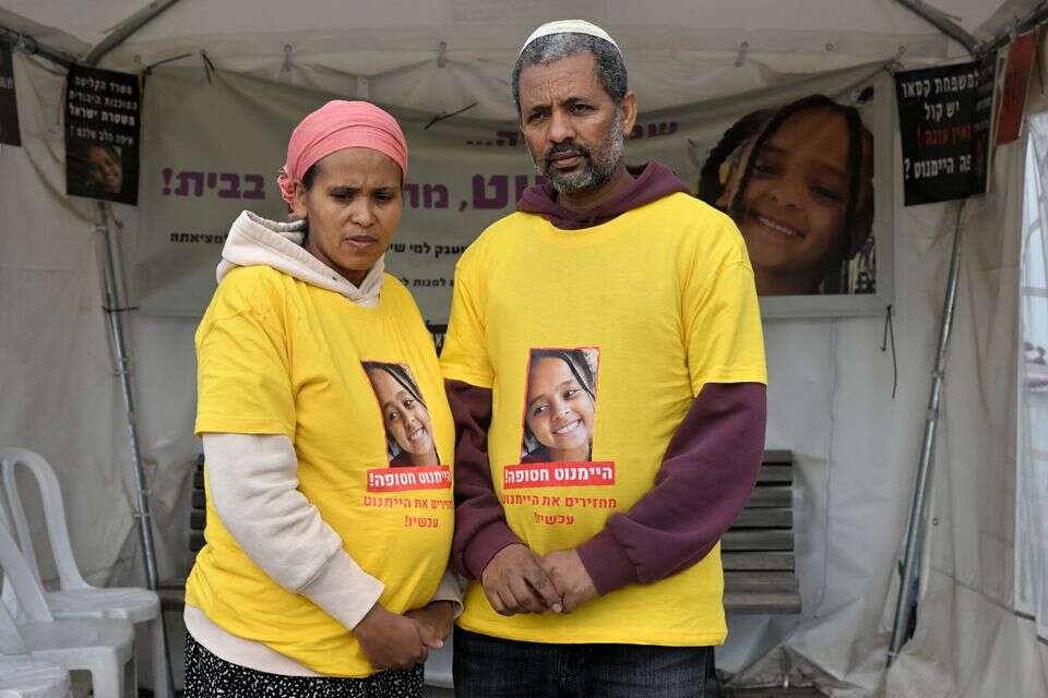 טספאי ובנצ'י קסאו ליד מרכז הקליטה שבו נראתה היימנוט לפני שנעלמה , אפרת אשל