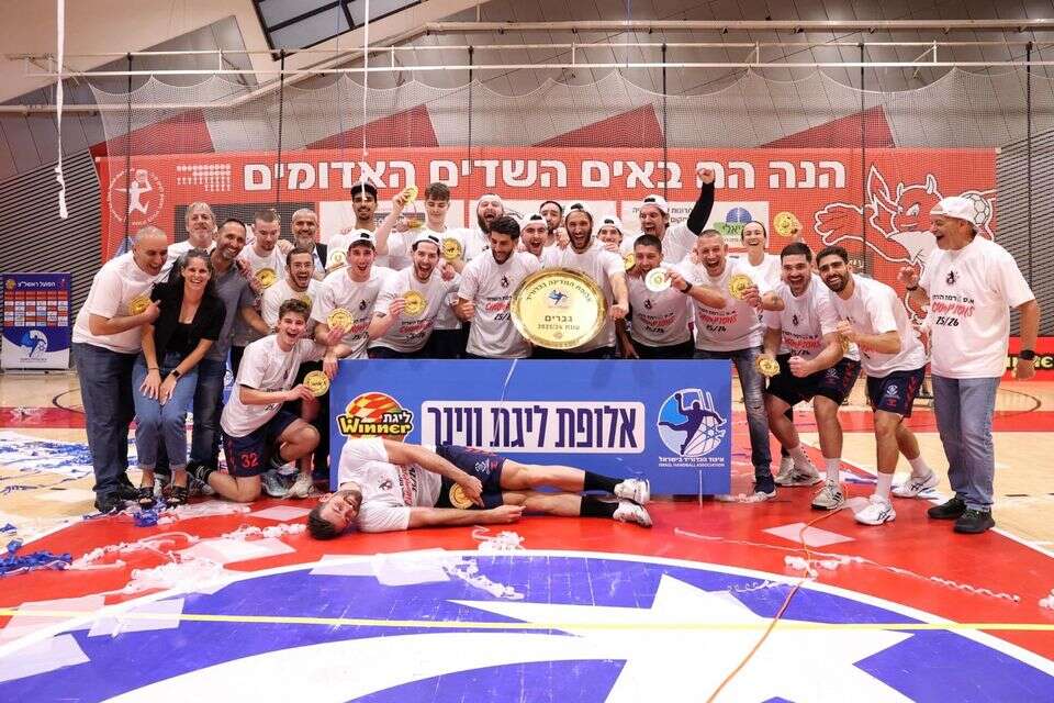 שחקני רמת השרון חוגגים את הזכייה באליפות , הדר ואן קולא