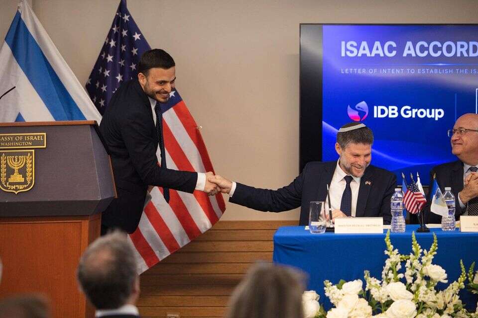 שר האוצר סמוטריץ' חותם על הצהרת כוונות לקידום הקמת "קרן הסכמי יצחק" , דייויד הרצמן, שגרירות ישראל