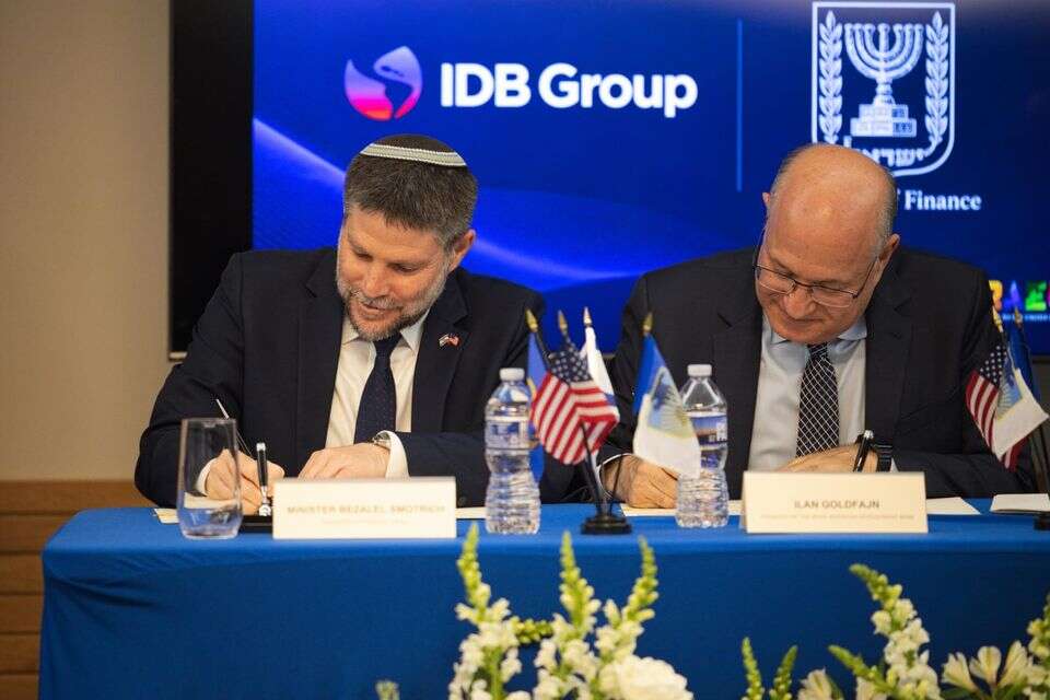 השר סמוטריץ' ונשיא IDB אילן גולדפיין חותמים על הסכמי יצחק , דייויד הרצמן, שגרירות ישראל