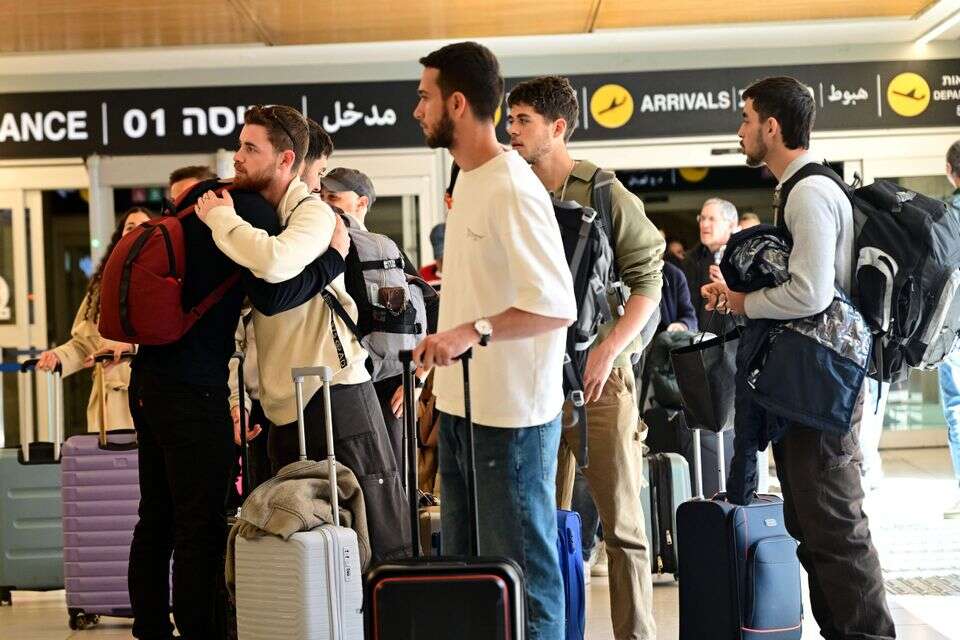 מהיום אפשר לחנות את הרכב שעה בחינם בחניון. נתב"ג, למצולמים אין קשר לידיעה , יוסי זליגר