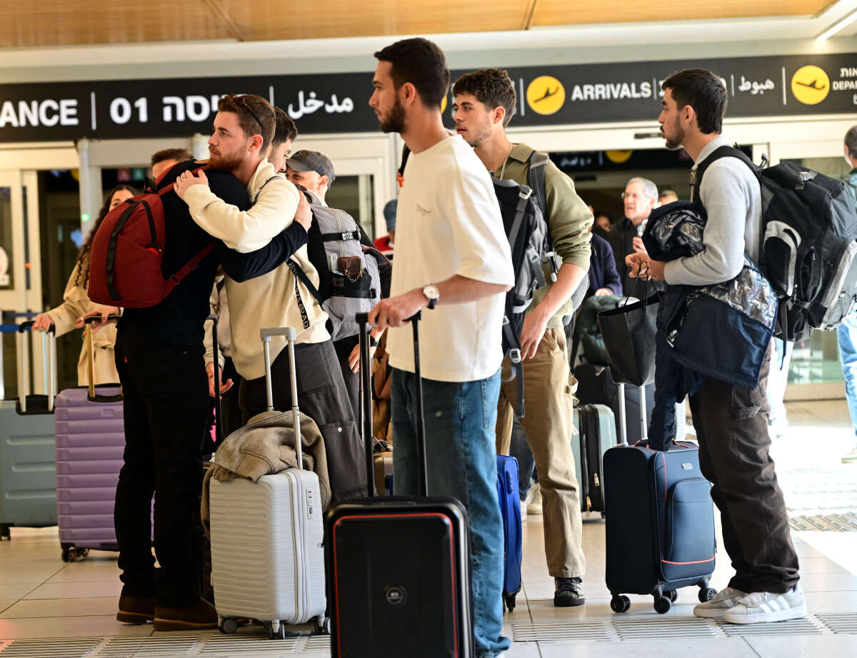 מהיום אפשר לחנות את הרכב שעה בחינם בחניון. נתב"ג, למצולמים אין קשר לידיעה , יוסי זליגר