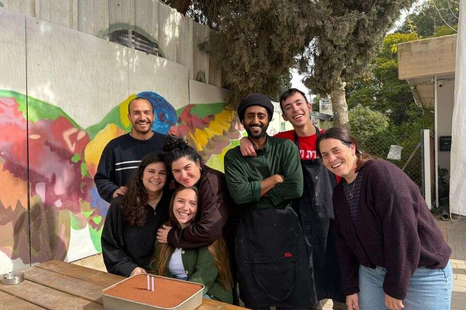 קפה רימונה. באדום, רועי כהן. בסוודר כחול משמאל יונתן כרמי , קפה רימונה