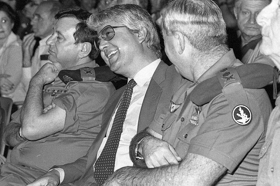 חבר הכנסת, שר השיכון, שר החוץ וממלא מקום ראש הממשלה לשעבר, דוד לוי , באדיבות ארכיון צה"ל במשרד הביטחון