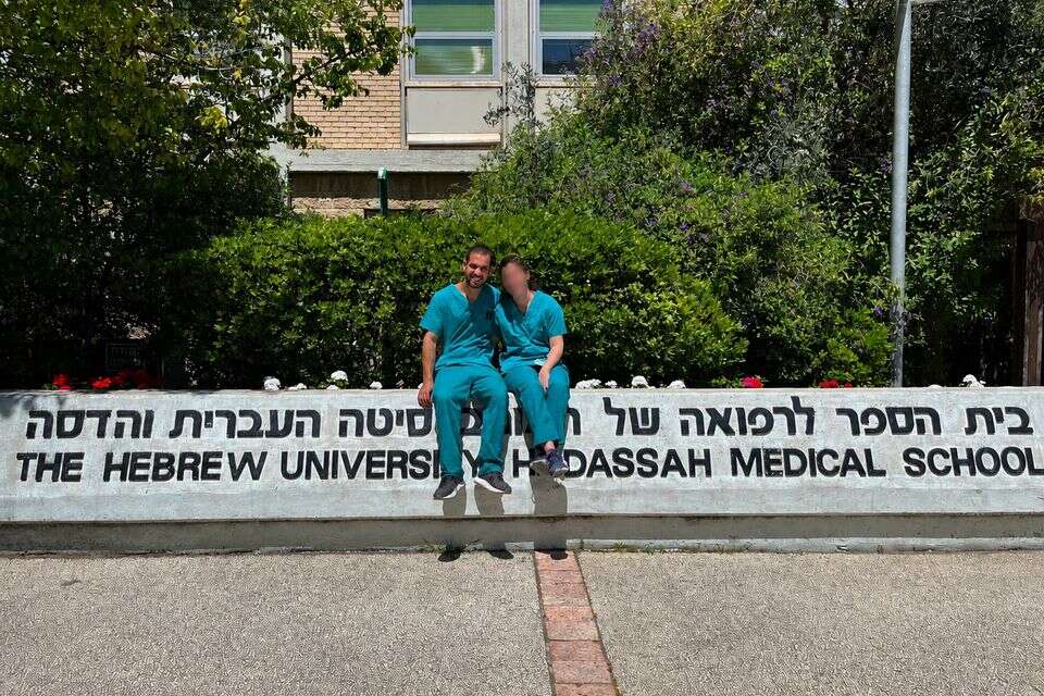 סרן אורי יוסף סילבסטר עם אשתו , מתוך פייסבוק