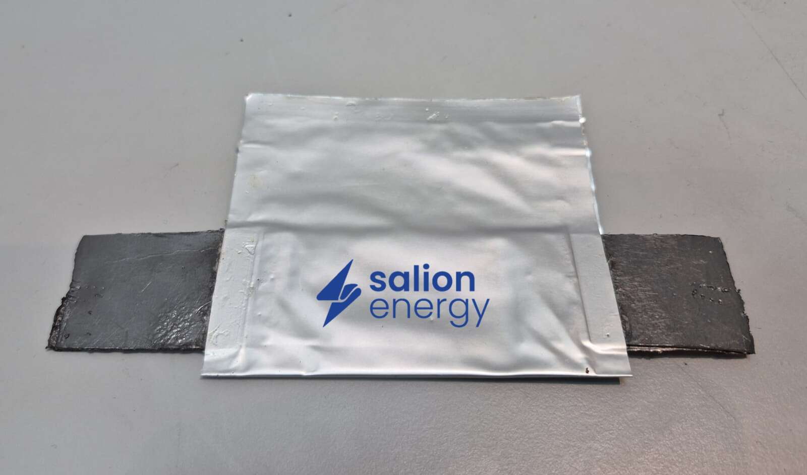 סוללות הדור הבא של Salion Energy לדאטה סנטר - תא פאוץ' סוללת סודיום-יון המכיל אלקטרוליט על בסיס מים בלבד, ללא חומרים דליקים , SALION ENERGY