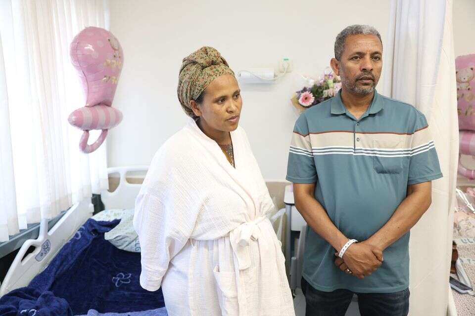אימה של היימנוט קסאו משתחררת מביה"ח עם בתה הפעוטה , 27א'