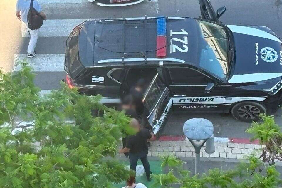 המעצר בבית הקפה במרכז הארץ , עמי שומן