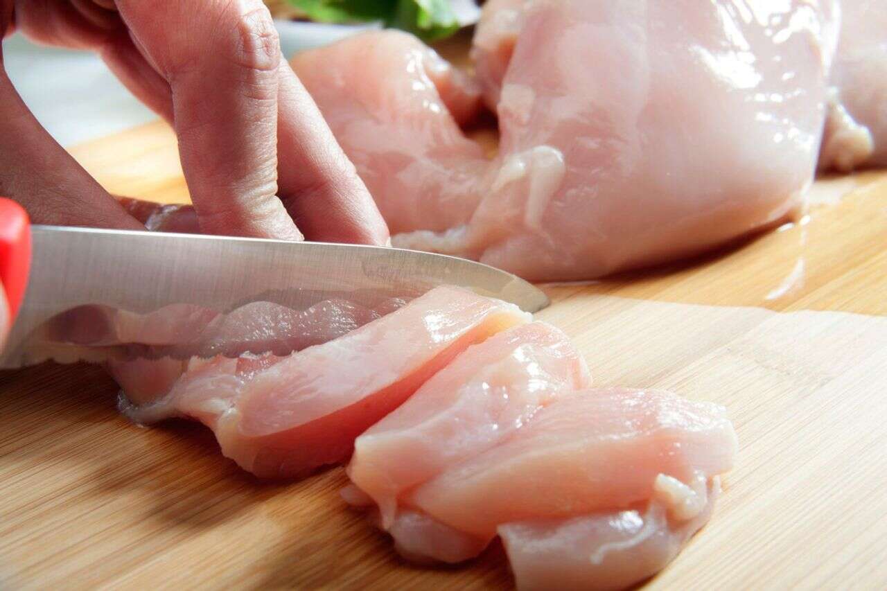 The danger starts in the supermarket: the mistakes you make with chicken in the fridge
