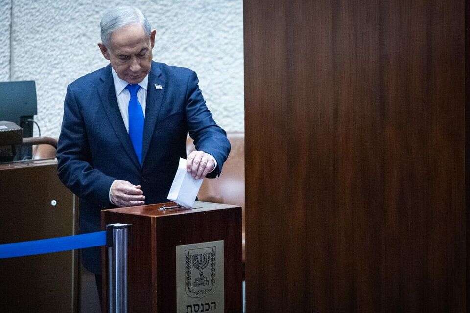 נתניהו מצביע במליאה (ארכיון) , יונתן זינדל - פלאש 90