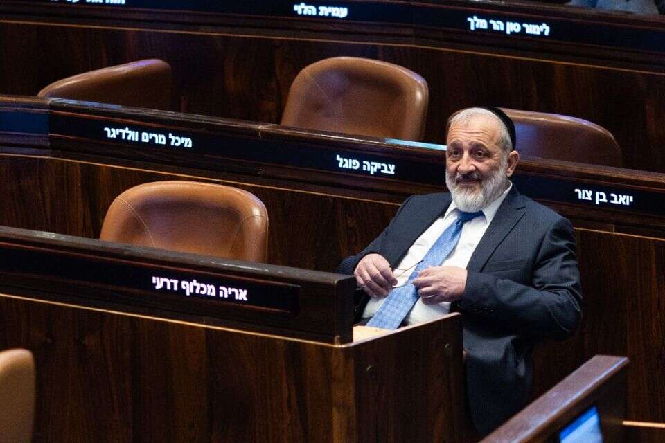 אריה דרעי במליאה. בלי תמיכת ש"ס ספק אם החוק יעבור , אורן בן חקון