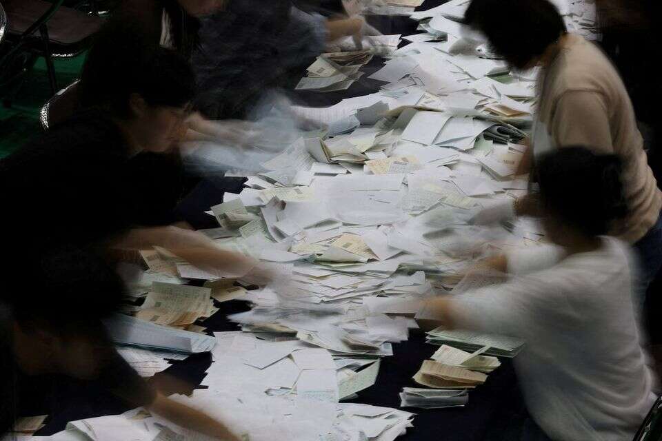 מחסור חמור בפתקי הצבעה בדרום קוריאה אילץ מצביעים להמתין שעות , רויטרס