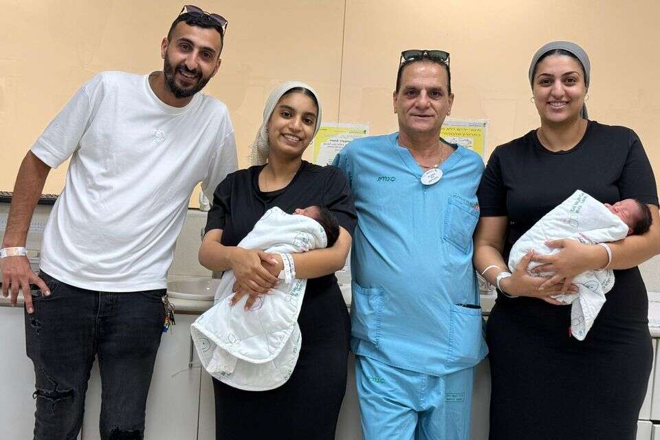 חגיגת לידה בבילינסון. משמאל לימין: פיני והדר (נשואים), האח איציק דוד וטליה, אחות של פיני , בילינסון