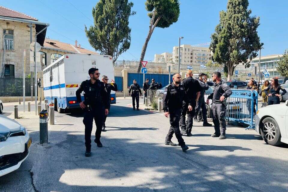 החרדים שהתפרעו והשחיתו את בית השופט סולברג מובאים למעצר , יוני ריקנר