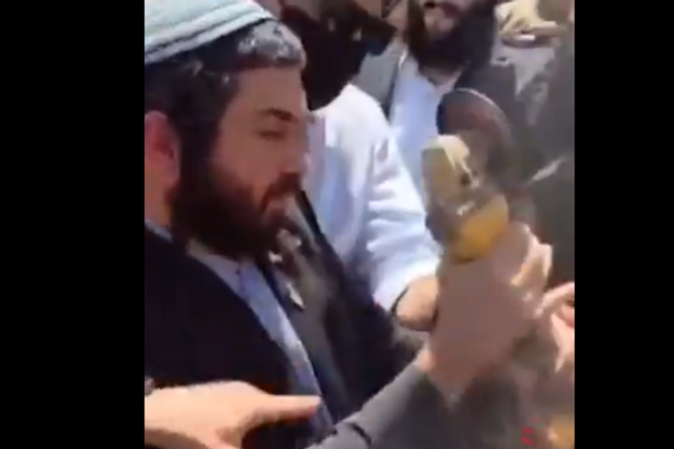 ח"כ סוכות עם מסור דיסק בידיו, מנסה לפרוץ שער בית ספר נעול בטובא זנגריה , מתוך הסרטון "זירת חדשות"