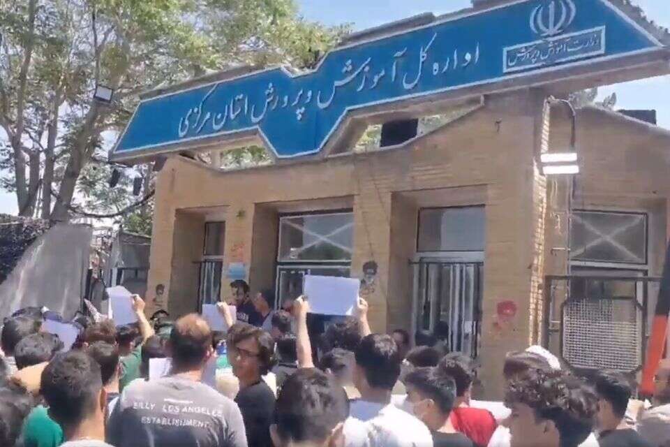 תלמידים מפגינים מול שלוחה של משרד החינוך האיראני , רשתות באיראן