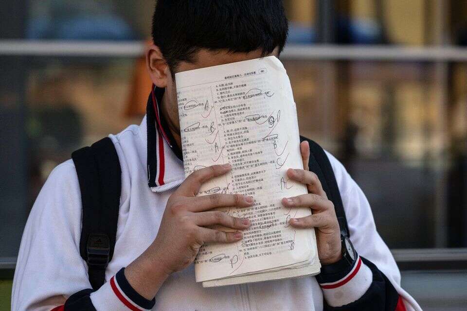 תלמיד סיני מחוץ לאחד מאולמות הבחינה , Getty Images
