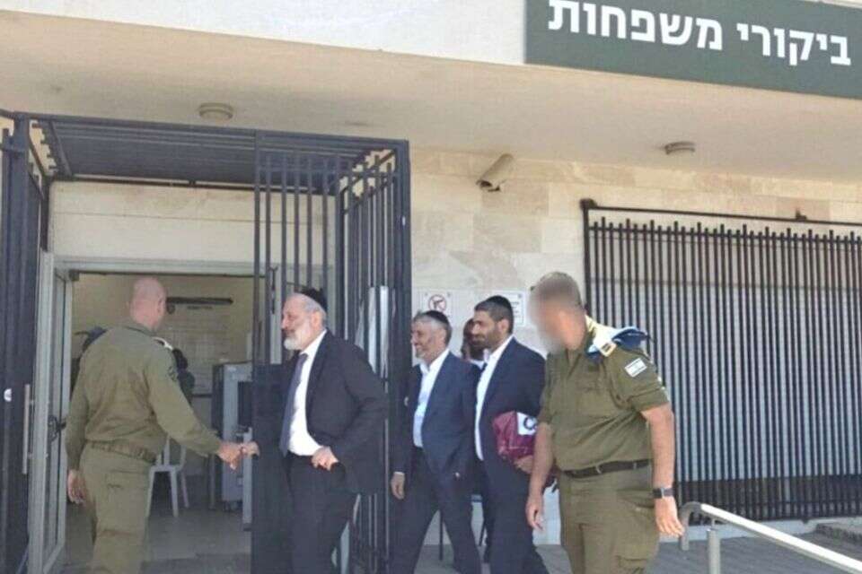 יו"ר ש"ס, אריה דרעי בביקור העריקים בכלא , ללא קרדיט