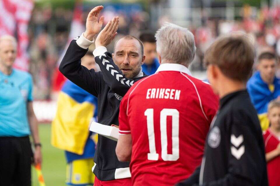 הטקס לכריסטיאן אריקסן לפני משחק הידידות מול אוקראינה , AP