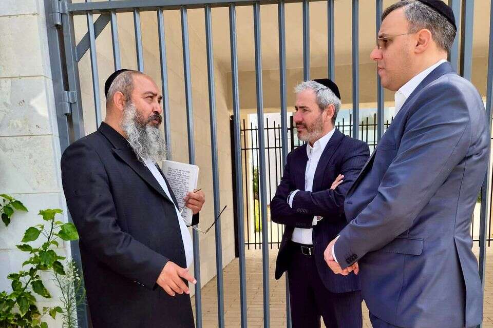 ביקור "מקומם ומטלטל", - ולא מהסיבות שחשבתם. חברי הכנסת יוסי טייב ויוני משריקי בכניסה לכלא 10 , דוברות ש"ס