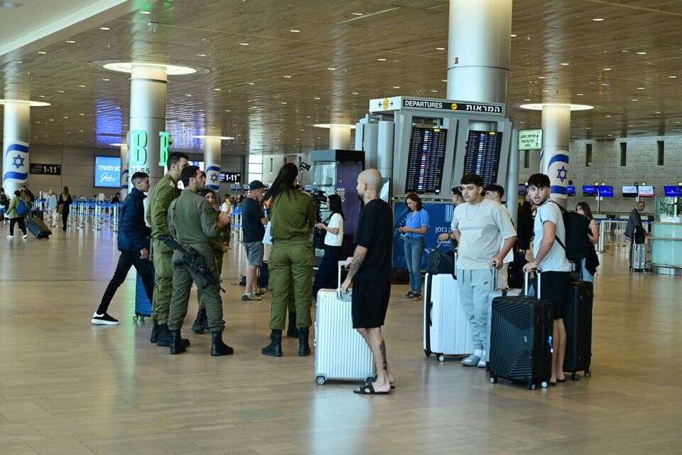נוסעים וחיילי פקע"ר בנתב"ג, ארכיון , יוסי זליגר