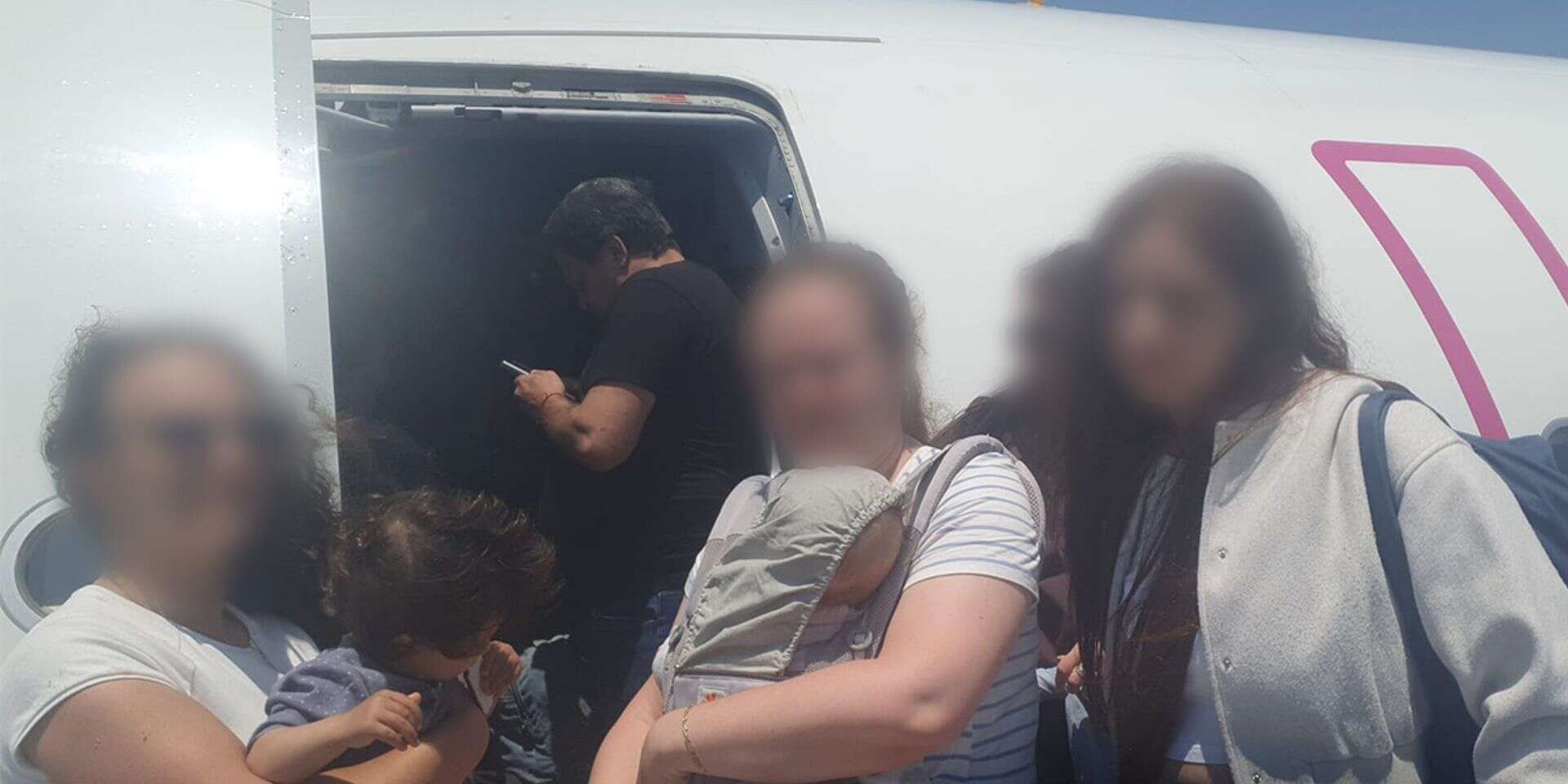 "אנשים עם תינוקות על הידיים". נוסעי טיסת וויז , אלבום פרטי