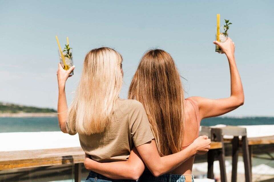 מקום שבו אפשר לשמוח, לטעות, להצליח ולהיות פגיעה, בלי לחשוש שכל אלה ישמשו נגדך. חברות הכי טובות , Magnific